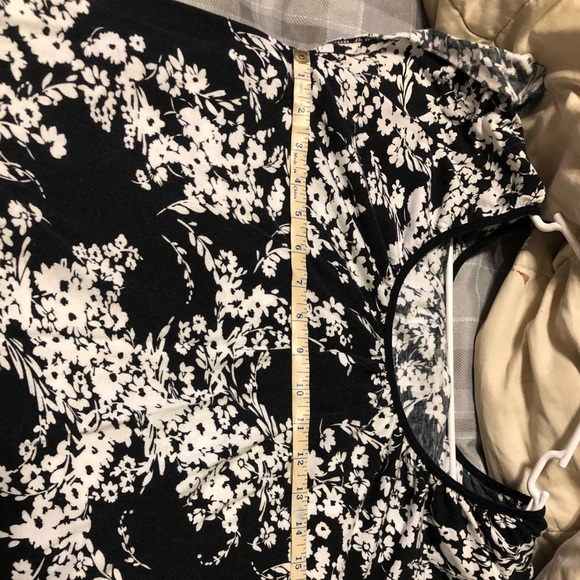 Beautiful black and white top 🌷 - Picture 4 of 5